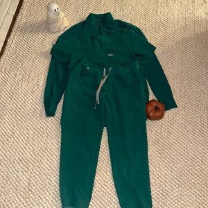 Green figs scrubs size small